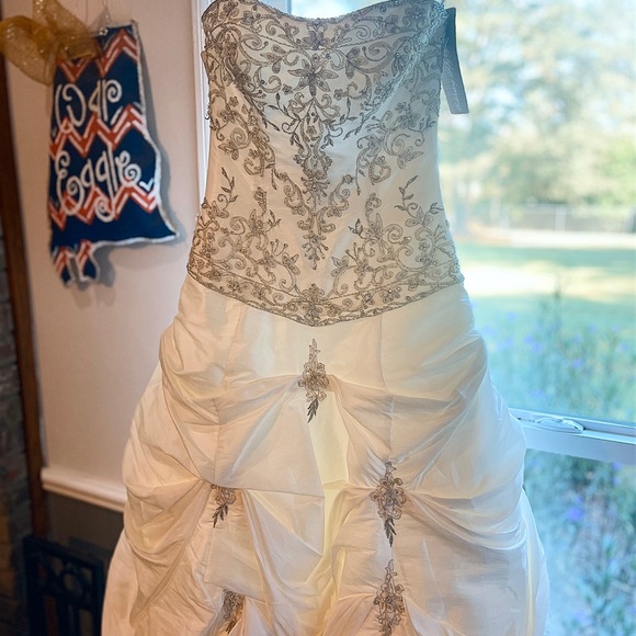 Mori Lee Wedding Dress with tags. - Picture 2 of 11